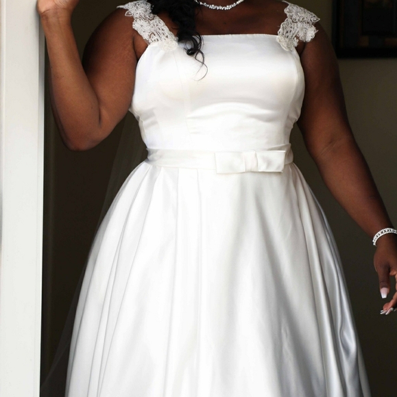 Dresses & Skirts - Plus size Ivory wedding dress